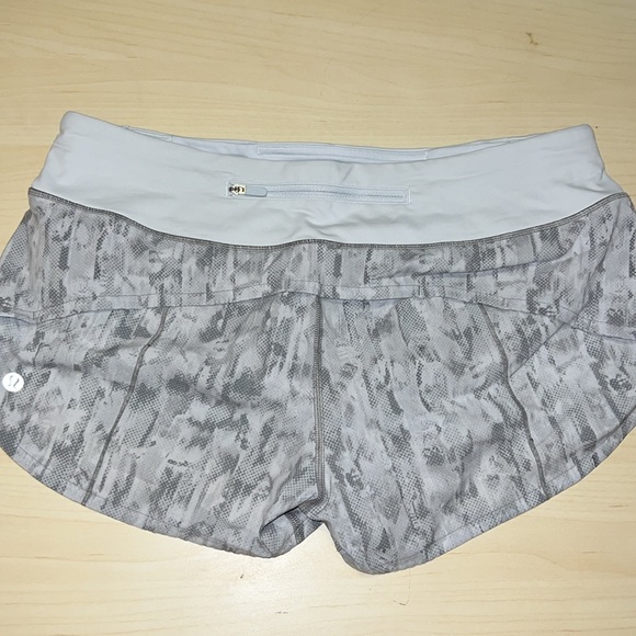 Lululemon Grey Pattern Speed Up Short 2.5” - Picture 2 of 3